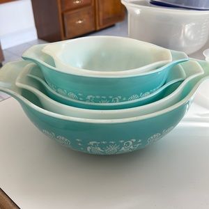 5 pyrex vintage bowls Amish pattern